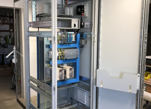 Steuerschrank-Rasterelektronenmikroskop-scaled